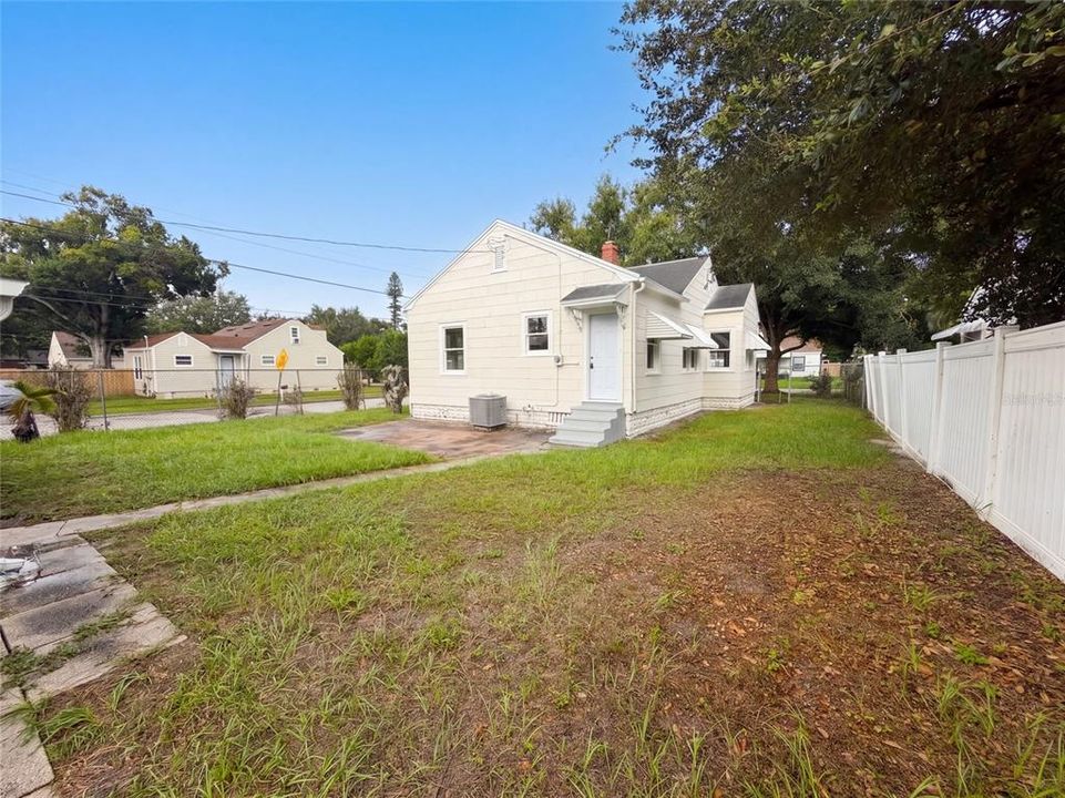 For Sale: $395,000 (2 beds, 1 baths, 916 Square Feet)