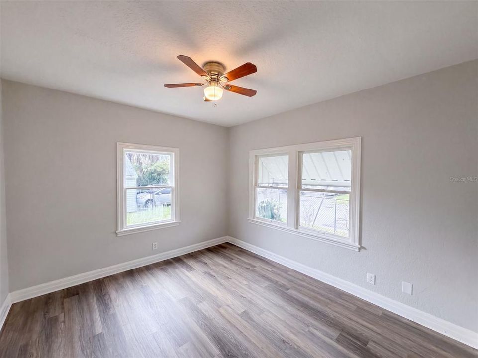 For Sale: $395,000 (2 beds, 1 baths, 916 Square Feet)