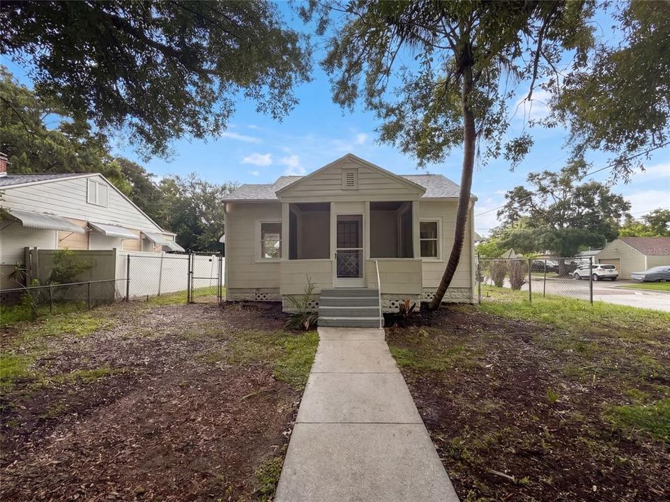 For Sale: $395,000 (2 beds, 1 baths, 916 Square Feet)