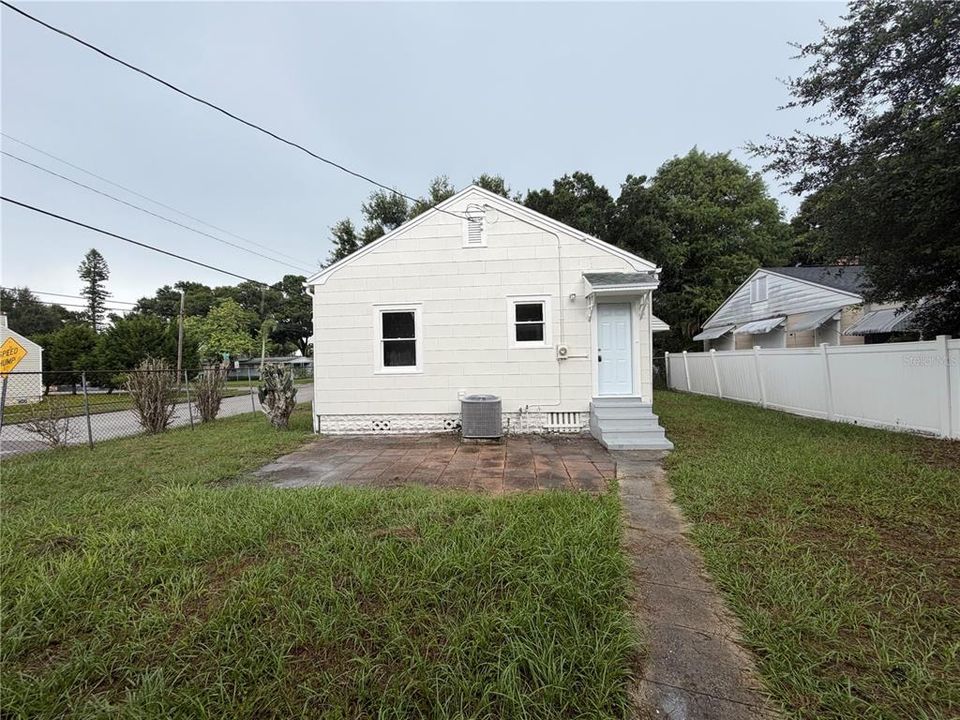 For Sale: $395,000 (2 beds, 1 baths, 916 Square Feet)