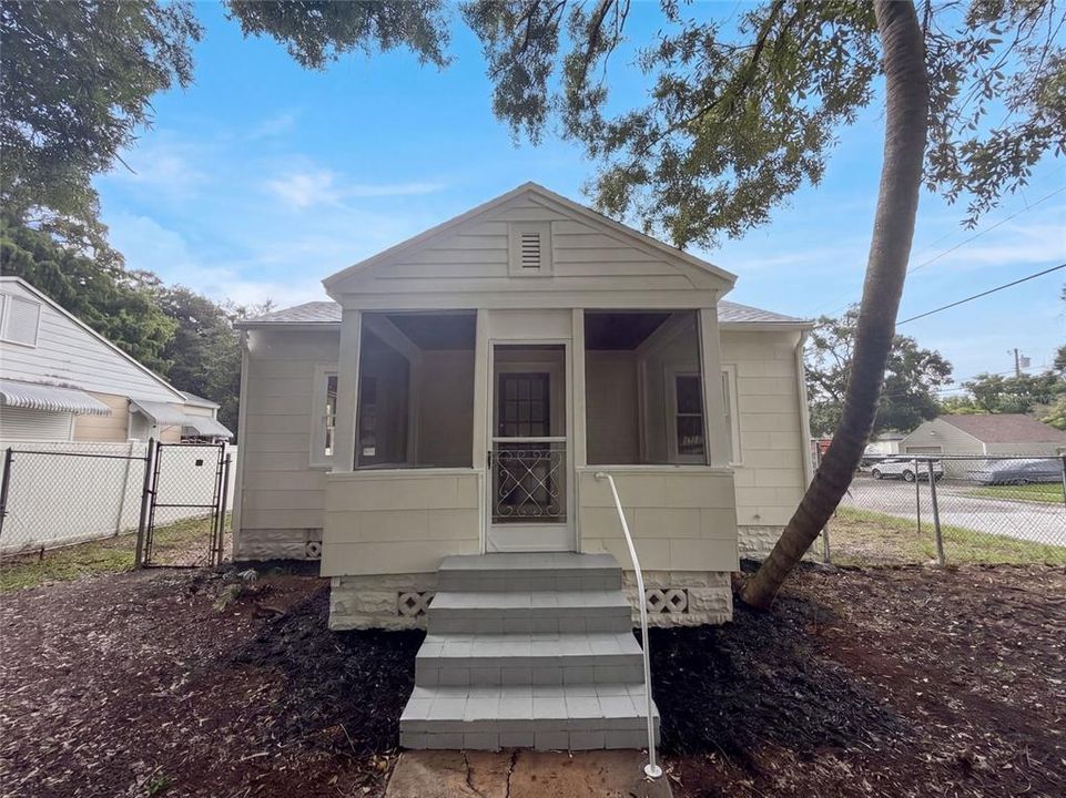For Sale: $395,000 (2 beds, 1 baths, 916 Square Feet)