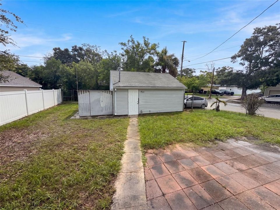 For Sale: $395,000 (2 beds, 1 baths, 916 Square Feet)