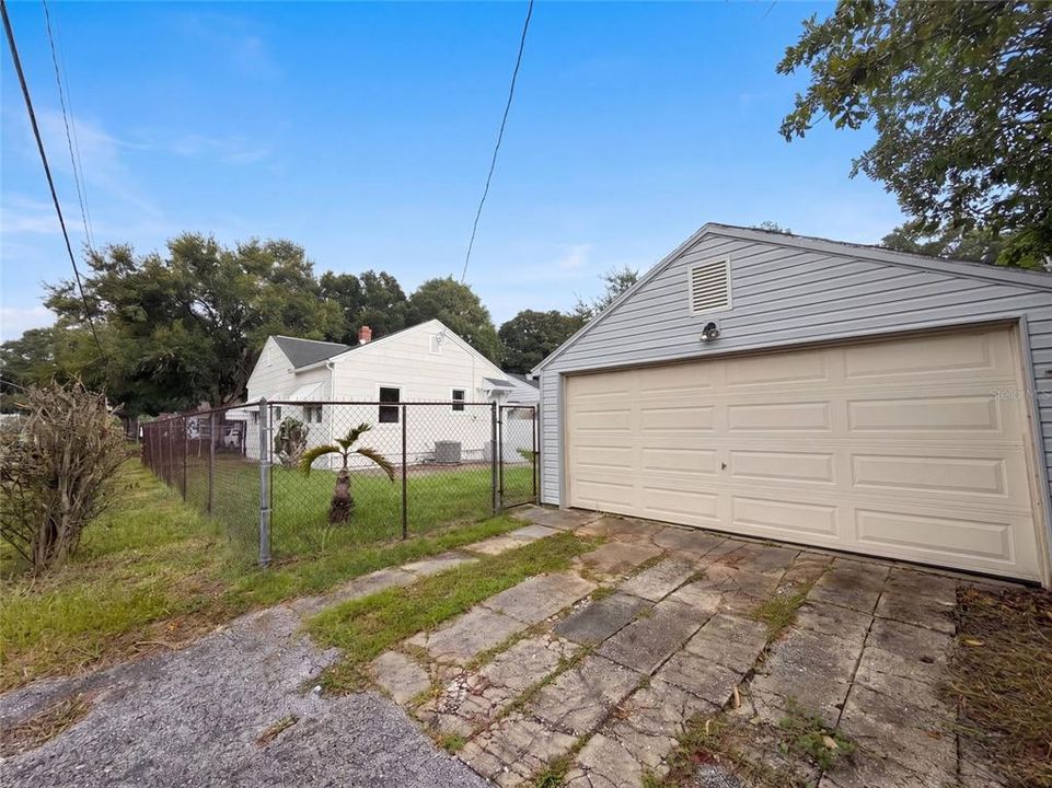 For Sale: $395,000 (2 beds, 1 baths, 916 Square Feet)