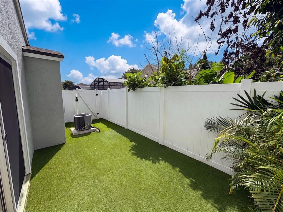 For Sale: $184,000 (1 beds, 1 baths, 674 Square Feet)