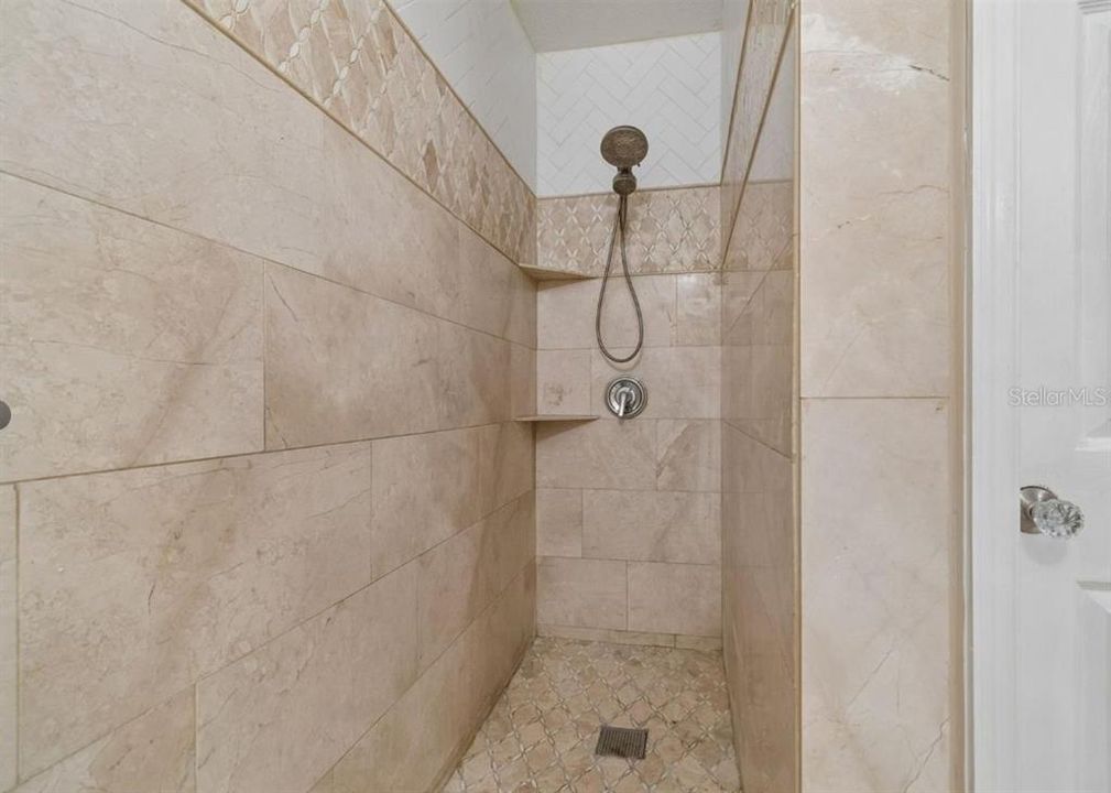 For Rent: $2,595 (4 beds, 2 baths, 2261 Square Feet)
