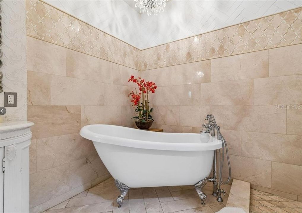 For Rent: $2,595 (4 beds, 2 baths, 2261 Square Feet)