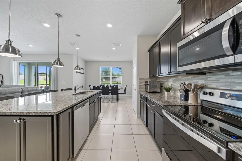 For Sale: $589,000 (5 beds, 4 baths, 2504 Square Feet)