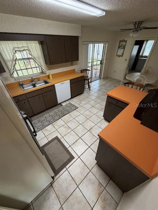 На продажу: $229,000 (3 спален, 2 ванн, 1172 Квадратных фут)