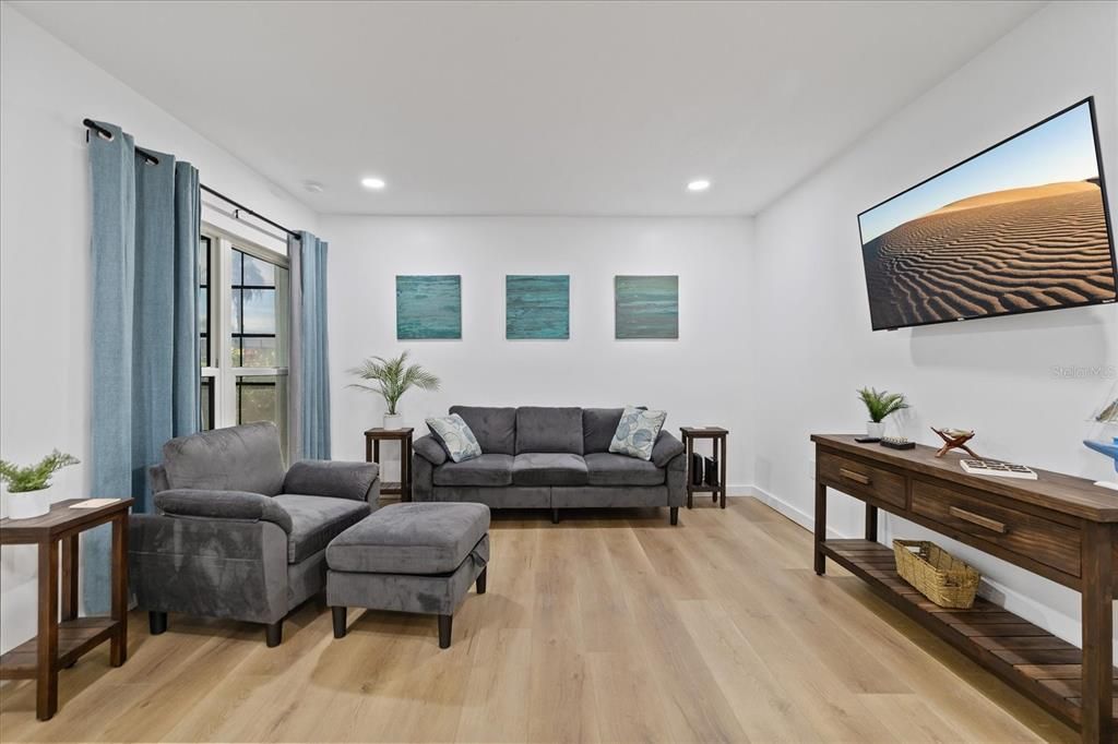 For Sale: $274,500 (1 beds, 1 baths, 430 Square Feet)