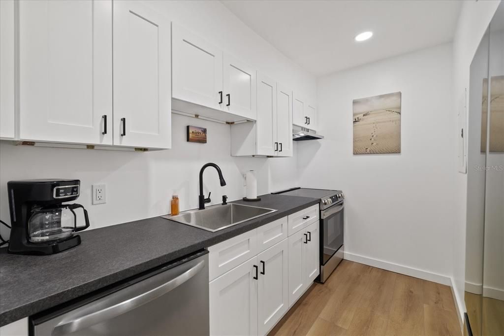 For Sale: $274,500 (1 beds, 1 baths, 430 Square Feet)