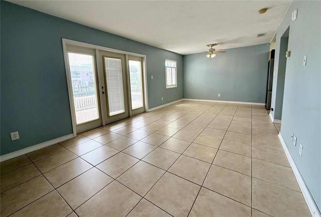 For Sale: $179,900 (1 beds, 1 baths, 562 Square Feet)