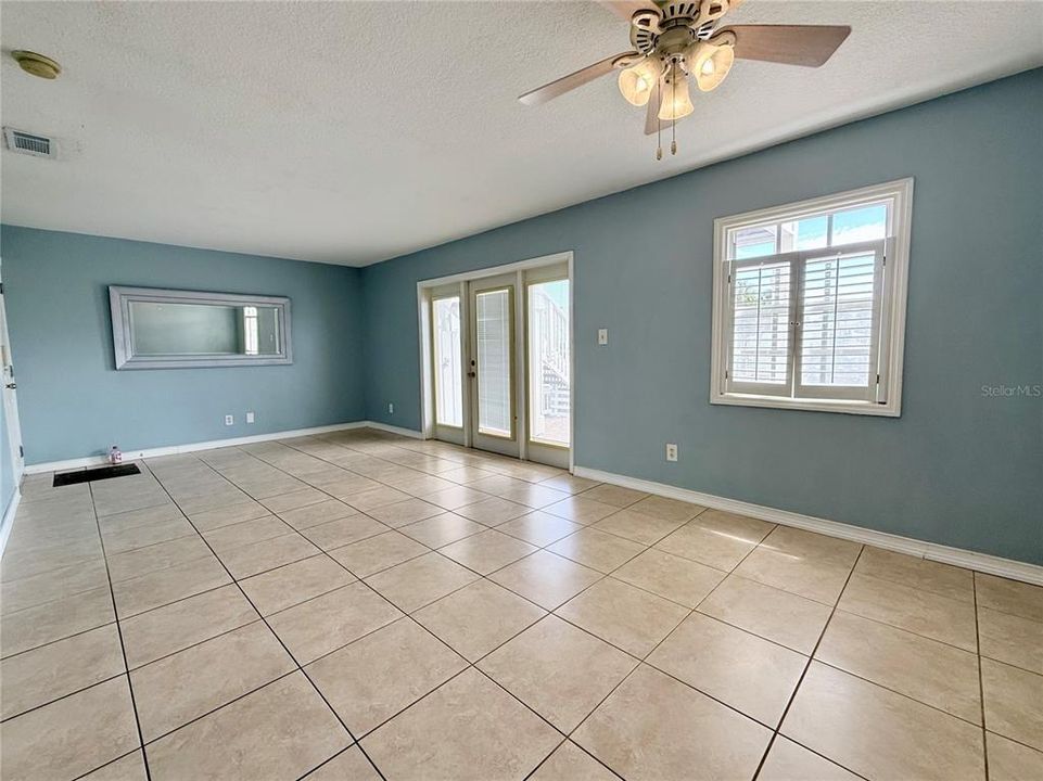 For Sale: $179,900 (1 beds, 1 baths, 562 Square Feet)