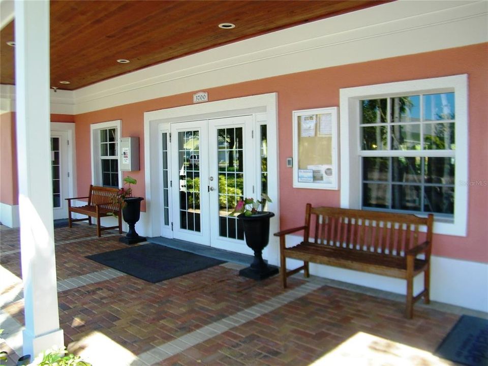 For Sale: $179,900 (1 beds, 1 baths, 562 Square Feet)