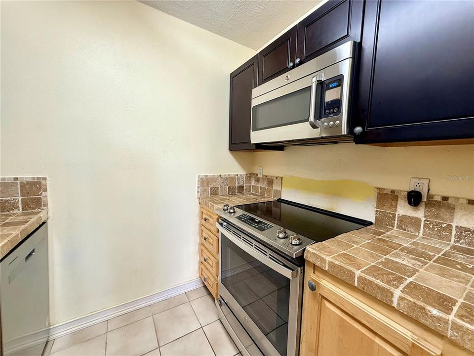 For Sale: $179,900 (1 beds, 1 baths, 562 Square Feet)