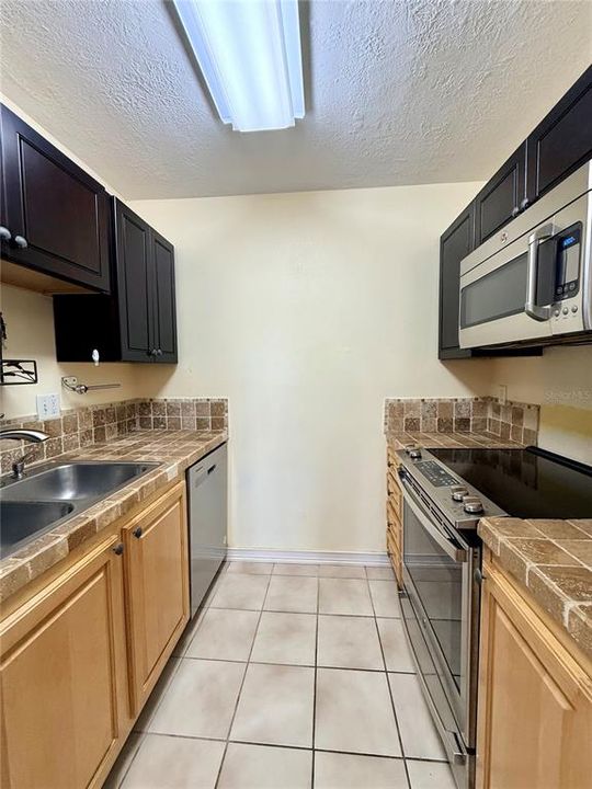 For Sale: $179,900 (1 beds, 1 baths, 562 Square Feet)