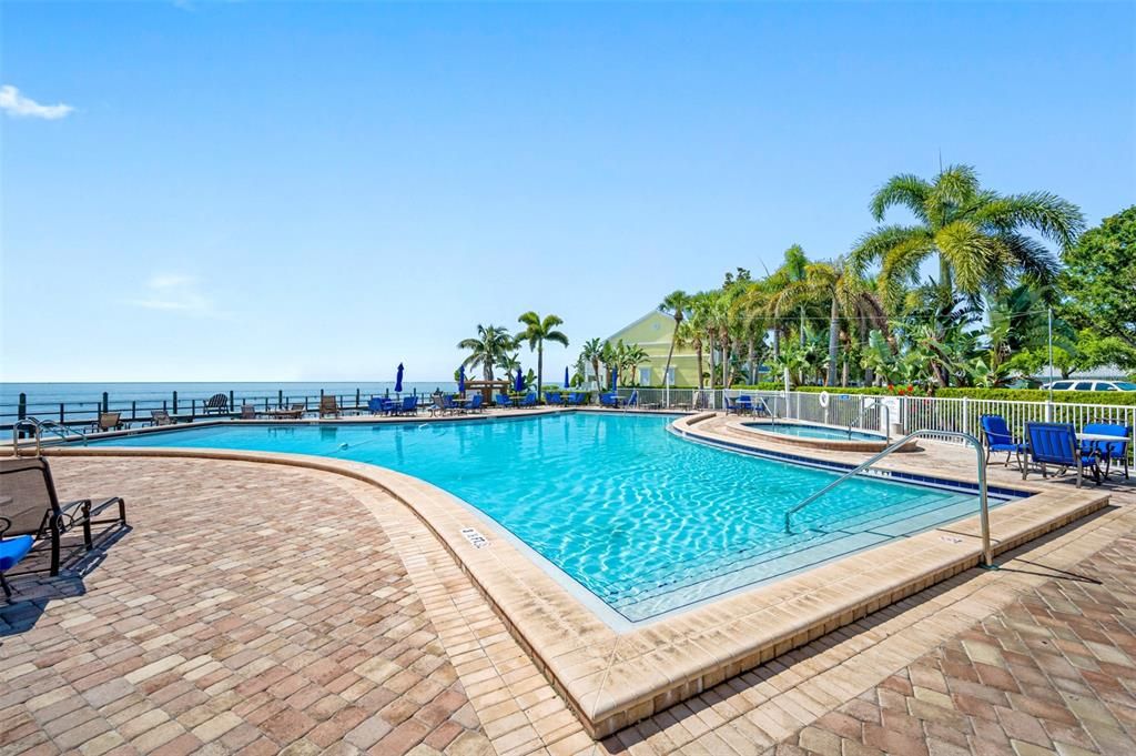For Sale: $179,900 (1 beds, 1 baths, 562 Square Feet)