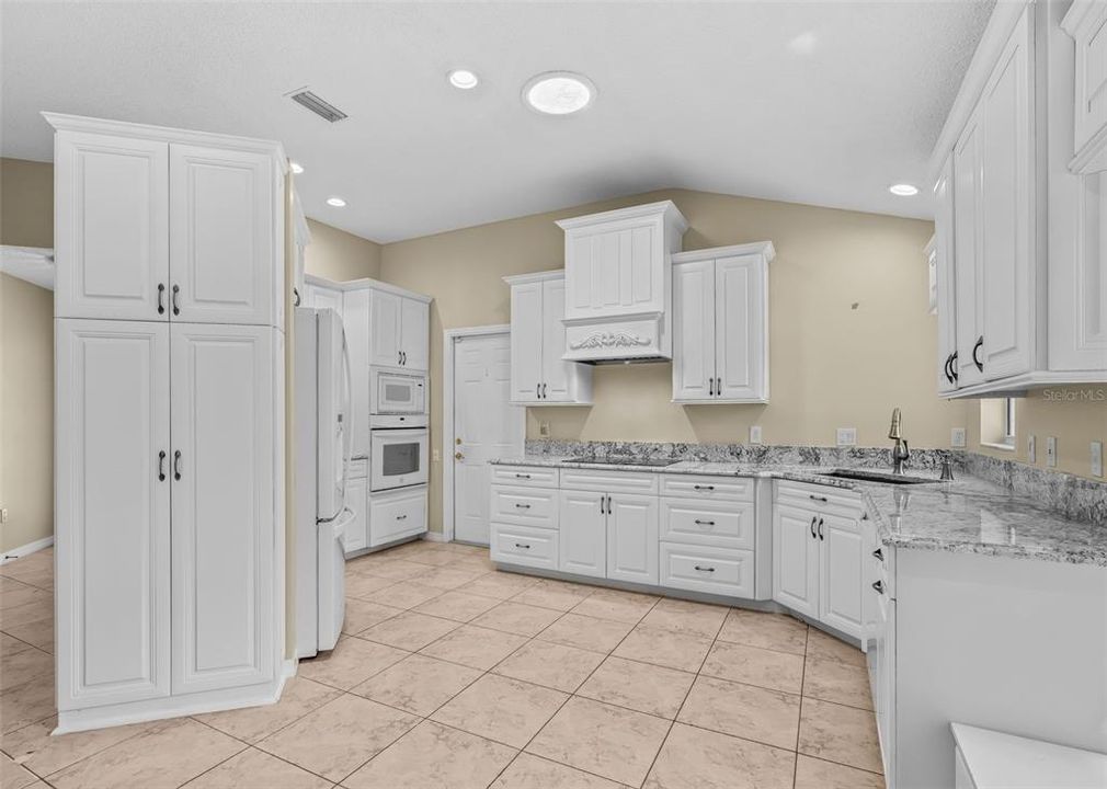 For Sale: $550,000 (2 beds, 2 baths, 1397 Square Feet)