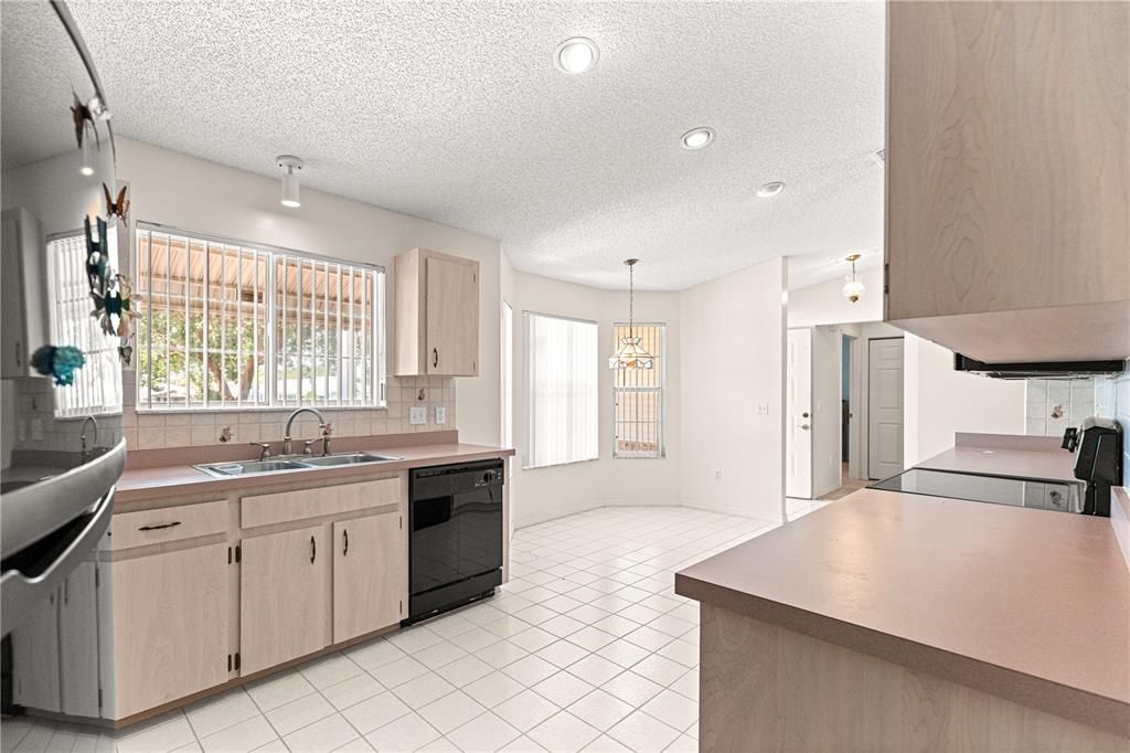 For Sale: $224,600 (2 beds, 2 baths, 1621 Square Feet)
