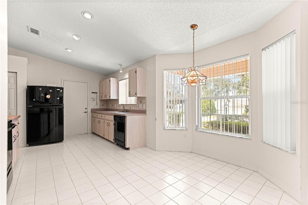 For Sale: $224,600 (2 beds, 2 baths, 1621 Square Feet)