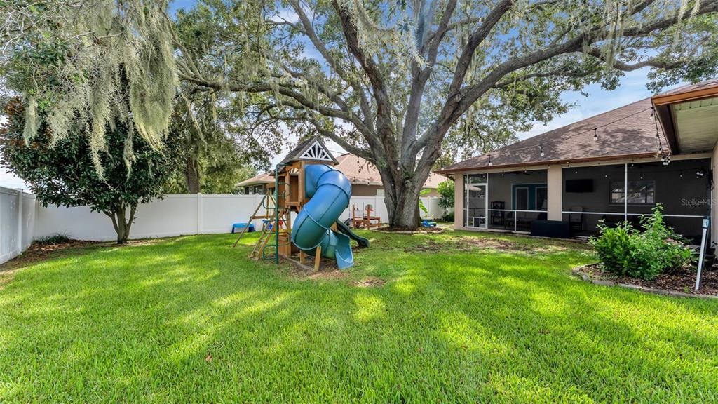 For Sale: $399,999 (4 beds, 2 baths, 1875 Square Feet)