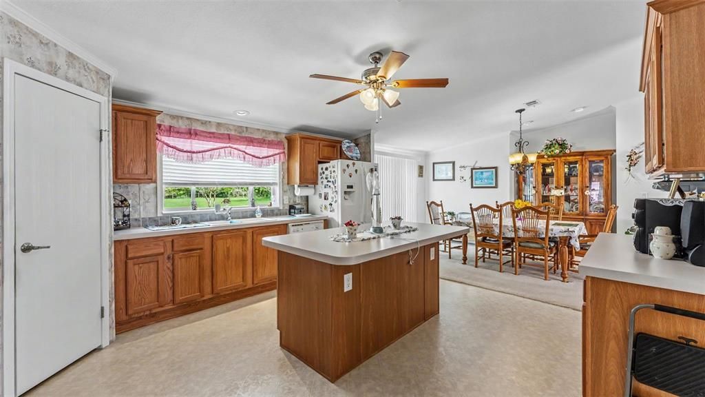 Activo con contrato: $249,900 (4 camas, 2 baños, 2356 Pies cuadrados)