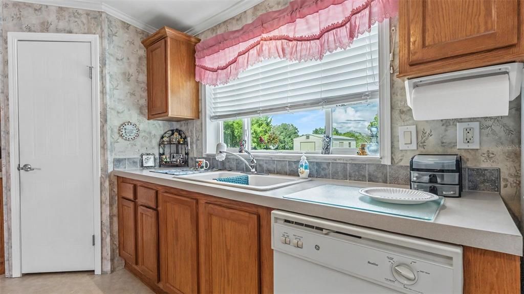 Activo con contrato: $249,900 (4 camas, 2 baños, 2356 Pies cuadrados)
