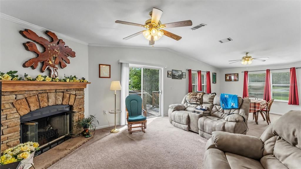 Activo con contrato: $249,900 (4 camas, 2 baños, 2356 Pies cuadrados)