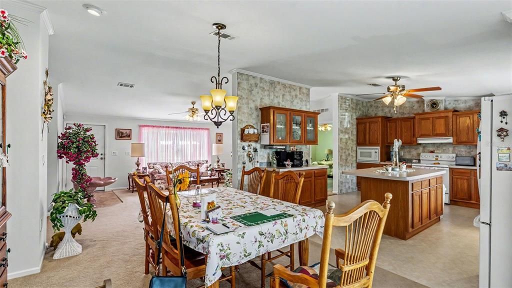 Activo con contrato: $249,900 (4 camas, 2 baños, 2356 Pies cuadrados)