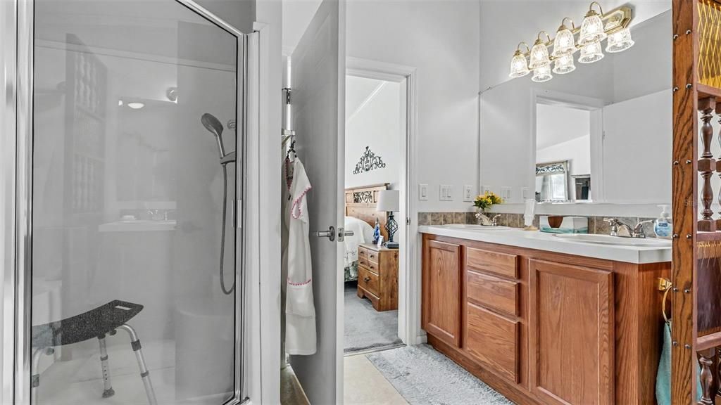 Activo con contrato: $249,900 (4 camas, 2 baños, 2356 Pies cuadrados)
