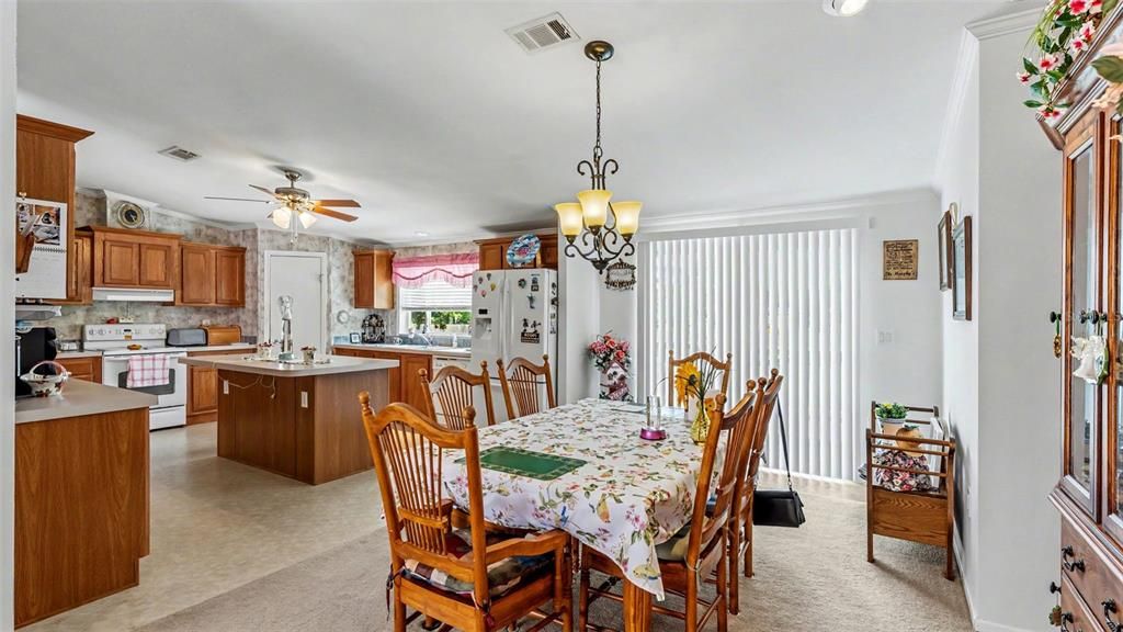 Activo con contrato: $249,900 (4 camas, 2 baños, 2356 Pies cuadrados)