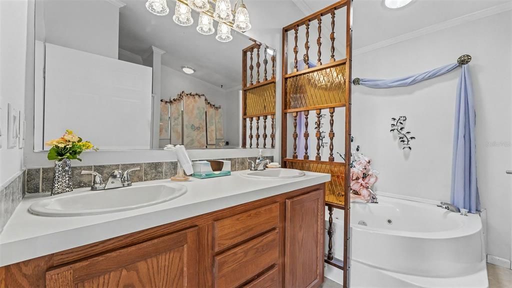 Activo con contrato: $249,900 (4 camas, 2 baños, 2356 Pies cuadrados)