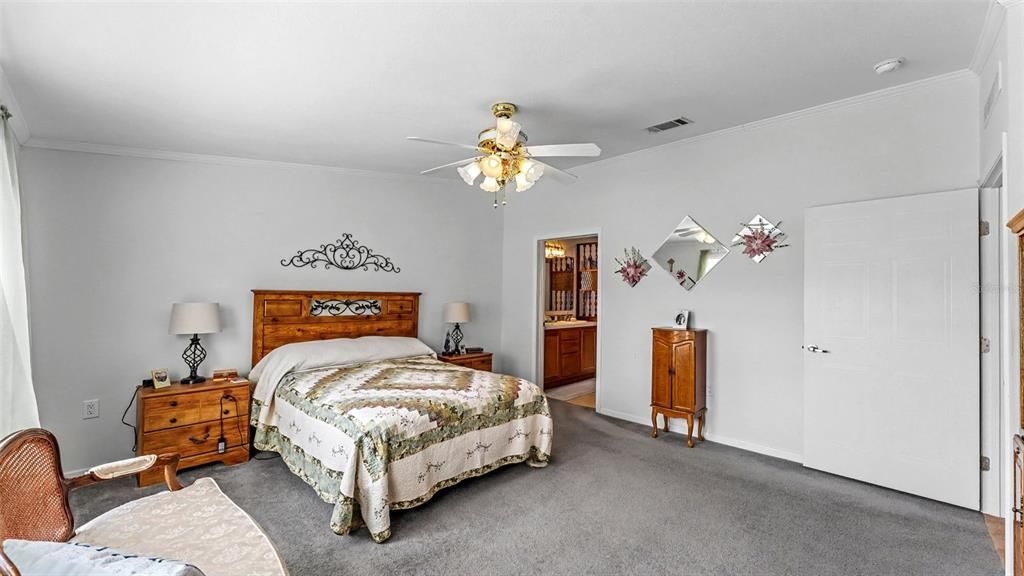 Activo con contrato: $249,900 (4 camas, 2 baños, 2356 Pies cuadrados)