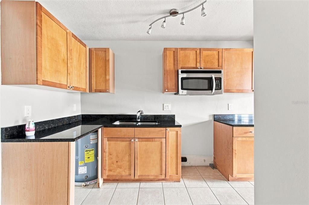 For Sale: $164,900 (1 beds, 1 baths, 646 Square Feet)
