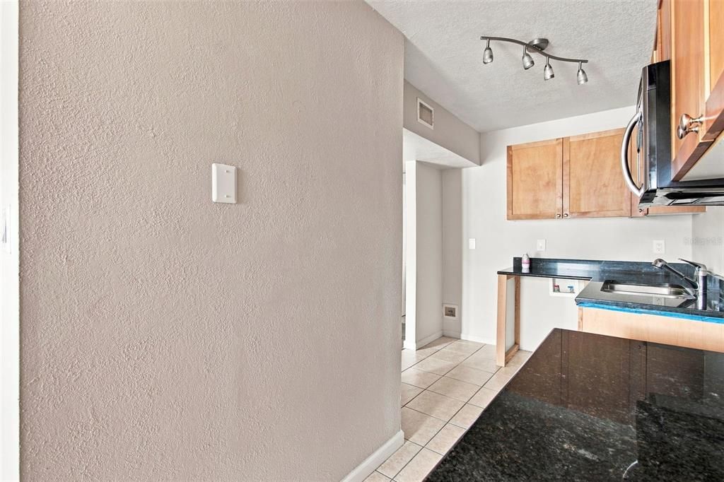 For Sale: $164,900 (1 beds, 1 baths, 646 Square Feet)