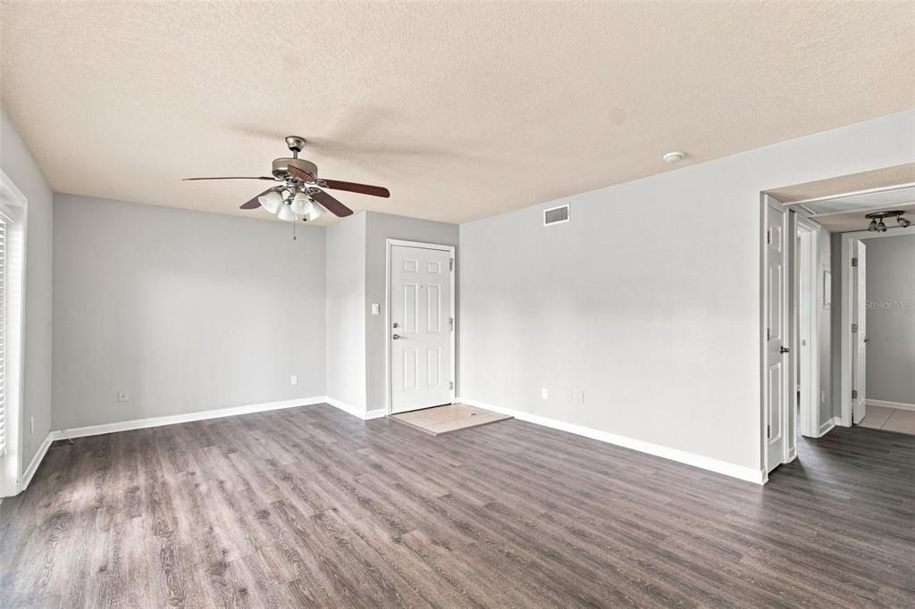 For Sale: $164,900 (1 beds, 1 baths, 646 Square Feet)