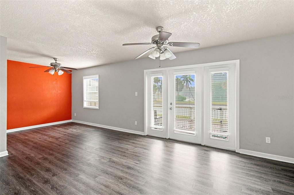 For Sale: $164,900 (1 beds, 1 baths, 646 Square Feet)