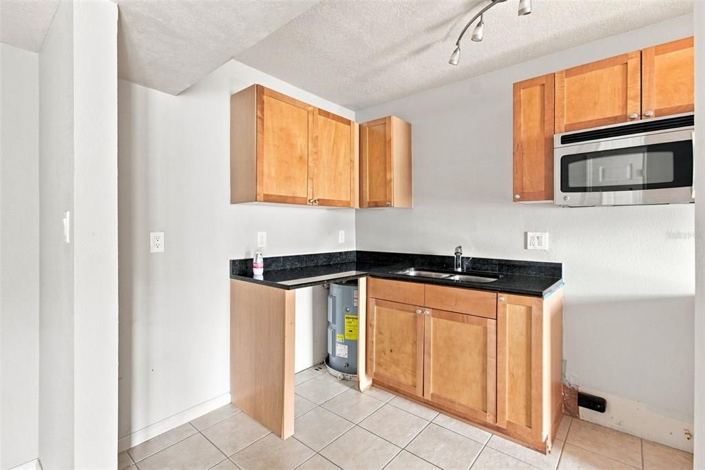 For Sale: $164,900 (1 beds, 1 baths, 646 Square Feet)