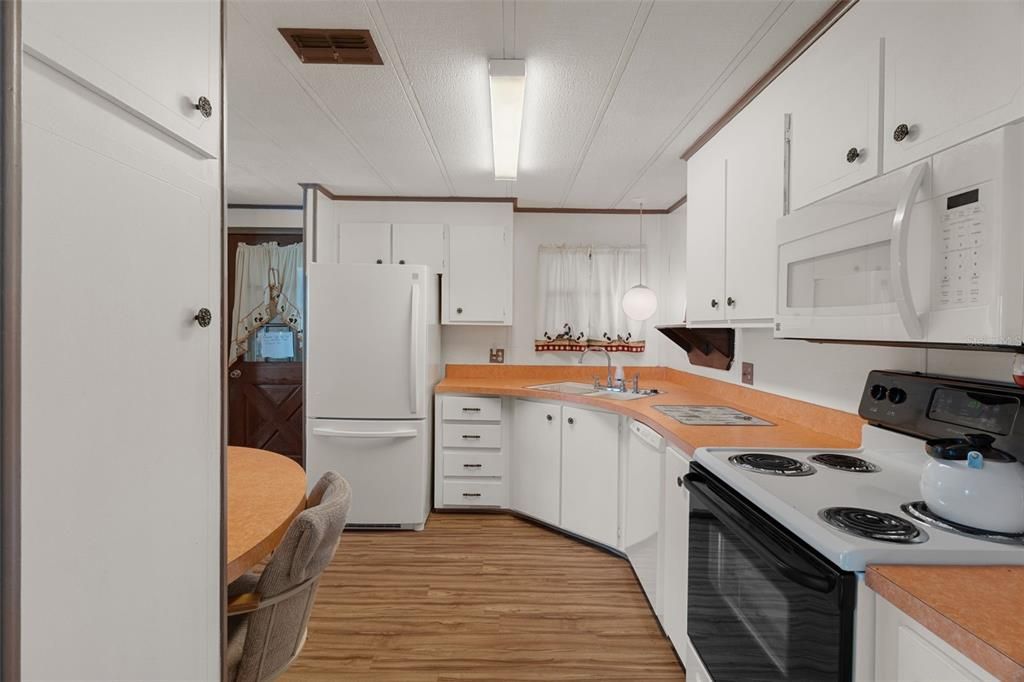 For Sale: $174,900 (2 beds, 2 baths, 1056 Square Feet)