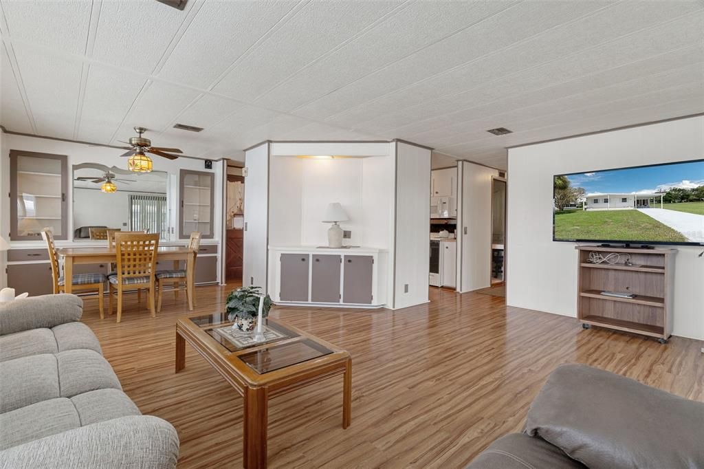 For Sale: $174,900 (2 beds, 2 baths, 1056 Square Feet)