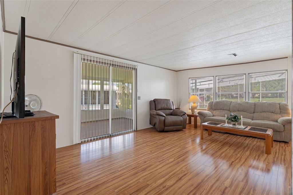 For Sale: $174,900 (2 beds, 2 baths, 1056 Square Feet)