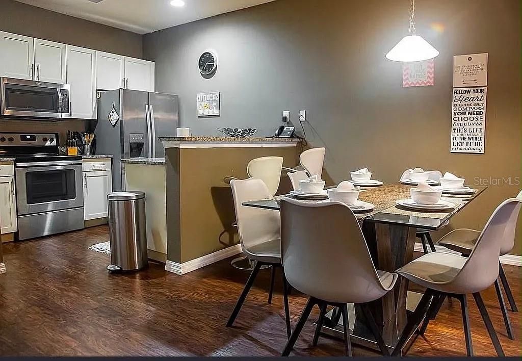 На продажу: $279,990 (3 спален, 2 ванн, 1300 Квадратных фут)