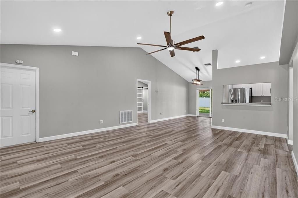 En Venta: $374,900 (3 camas, 2 baños, 1299 Pies cuadrados)