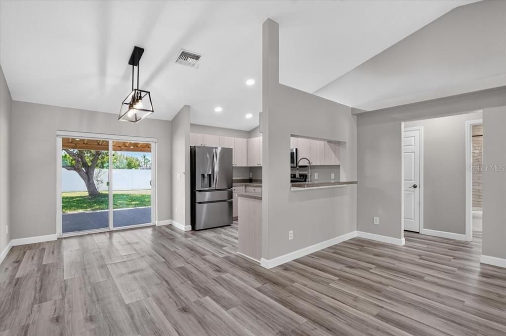 En Venta: $374,900 (3 camas, 2 baños, 1299 Pies cuadrados)