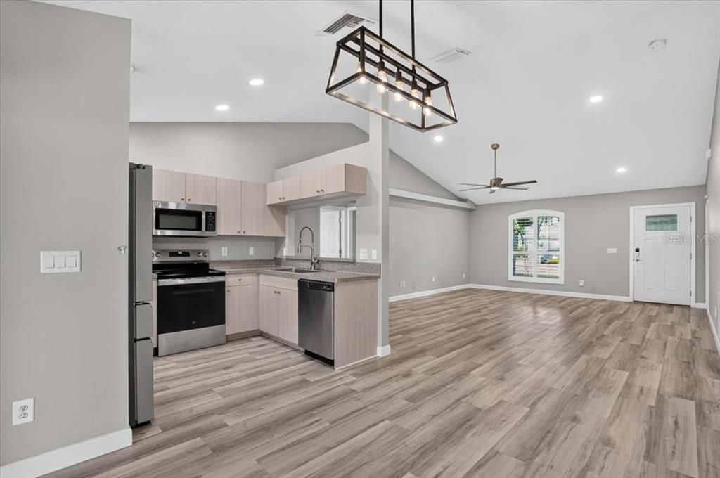 En Venta: $374,900 (3 camas, 2 baños, 1299 Pies cuadrados)