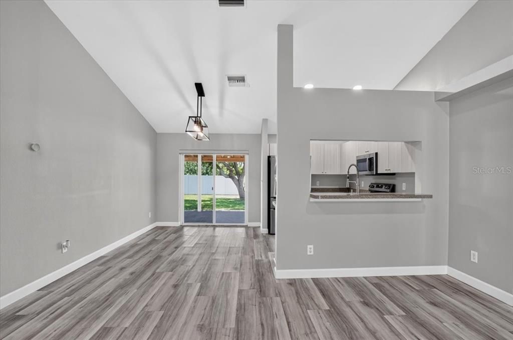 En Venta: $374,900 (3 camas, 2 baños, 1299 Pies cuadrados)