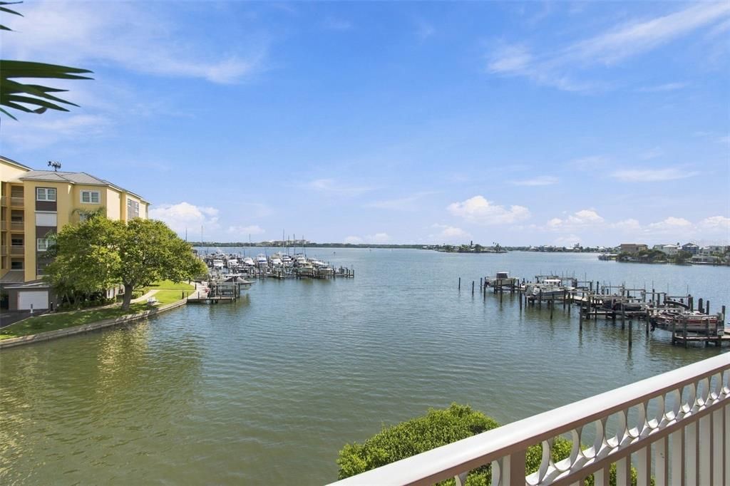 For Sale: $725,000 (2 beds, 2 baths, 1275 Square Feet)