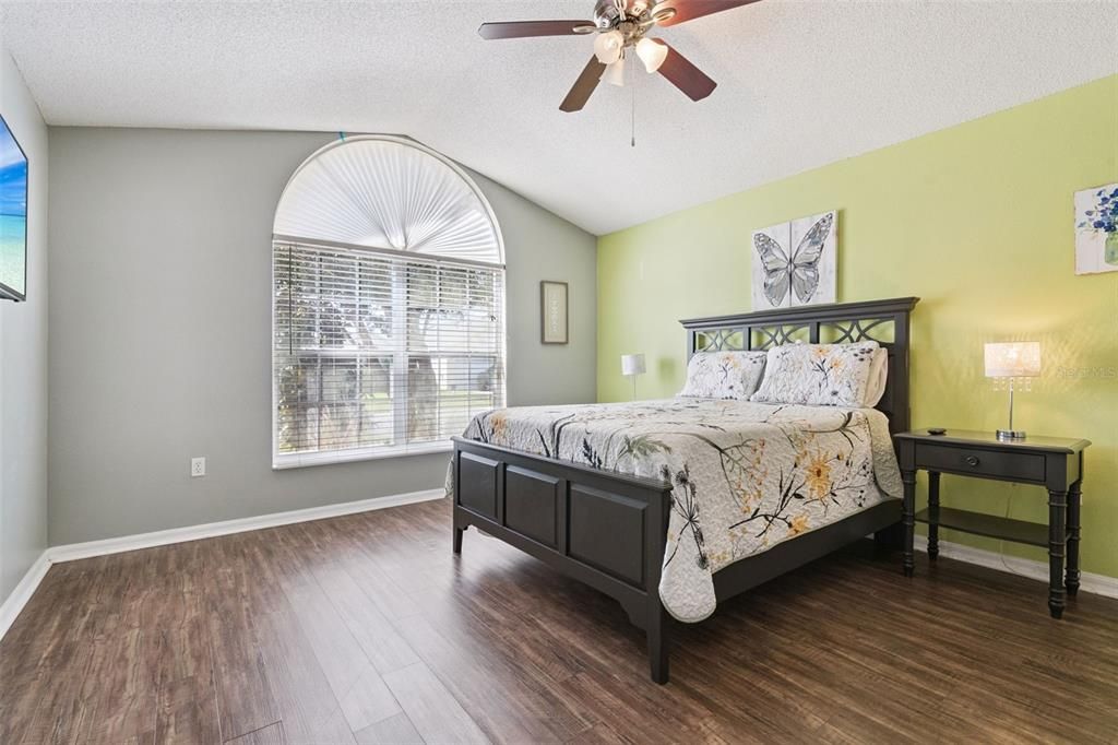 Activo con contrato: $394,900 (4 camas, 3 baños, 1622 Pies cuadrados)