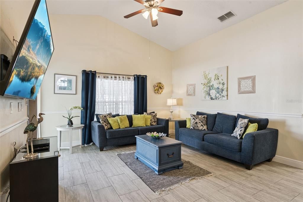 Activo con contrato: $394,900 (4 camas, 3 baños, 1622 Pies cuadrados)