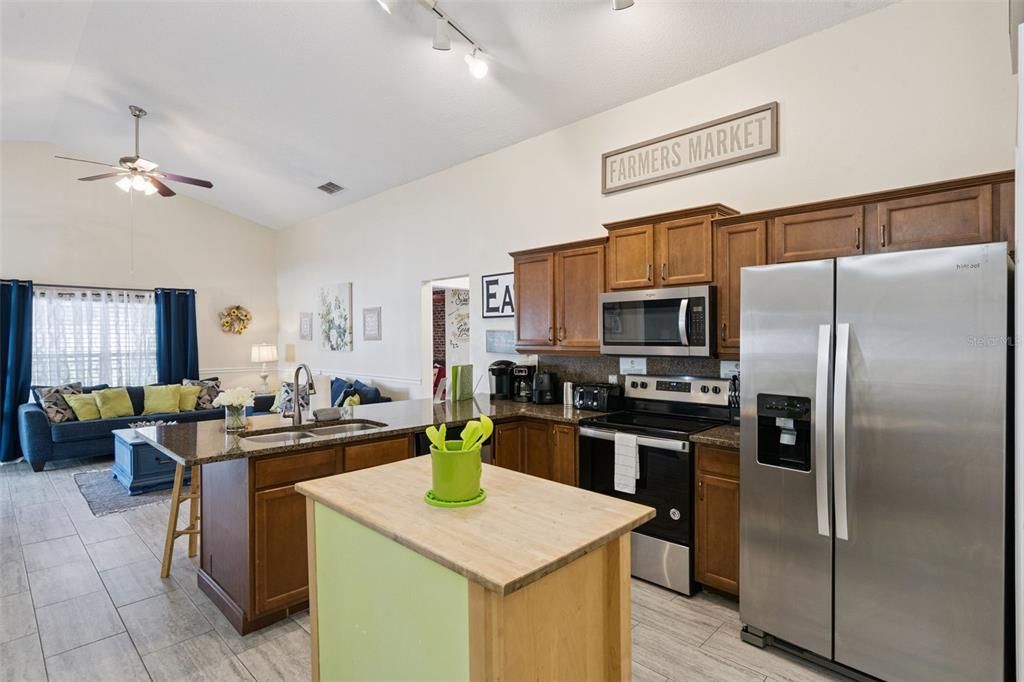 Activo con contrato: $394,900 (4 camas, 3 baños, 1622 Pies cuadrados)