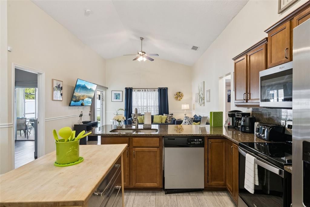 Activo con contrato: $394,900 (4 camas, 3 baños, 1622 Pies cuadrados)